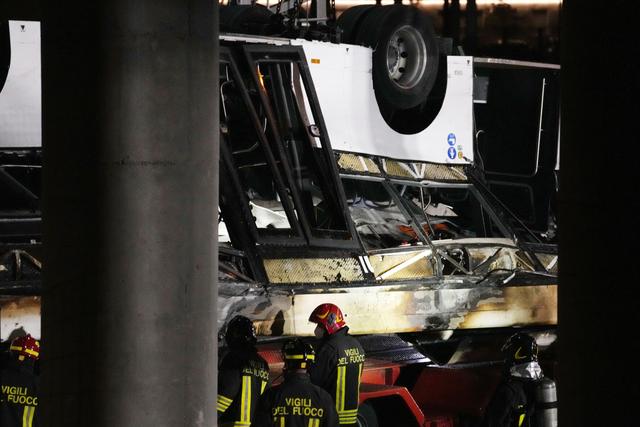 1. ¿Cuántas personas perdieron la vida en el accidente de autobús en Venecia?
